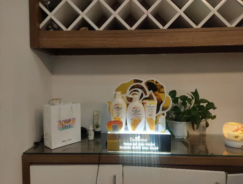 Enchanteur — Hair salon branding và tặng sản phẩm