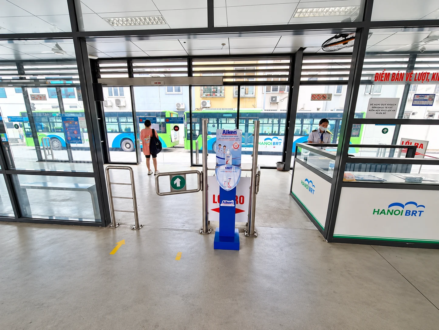 Aiken — Trụ sát khuẩn Aiken tại sảnh nhà chờ BRT Hà Nội