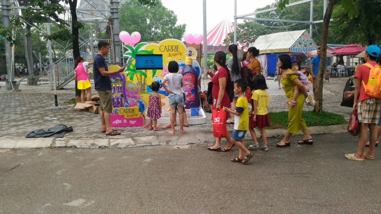 Carrie Junior — Sampling và tương tác tại công viên giải trí