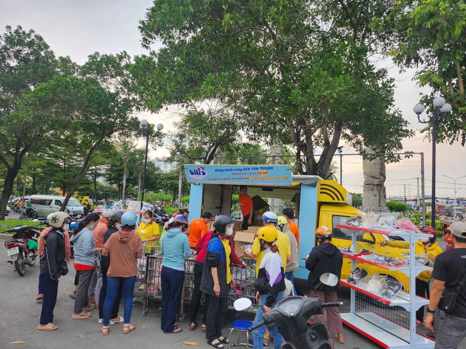Biti’s — Khách hàng mua sắm tại quầy lưu động