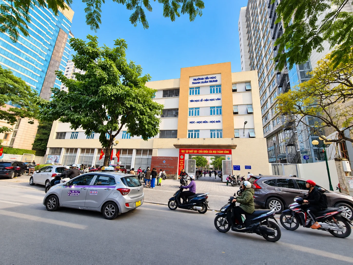 Aiken — Góc nhìn tổng thể cổng trường tiểu học