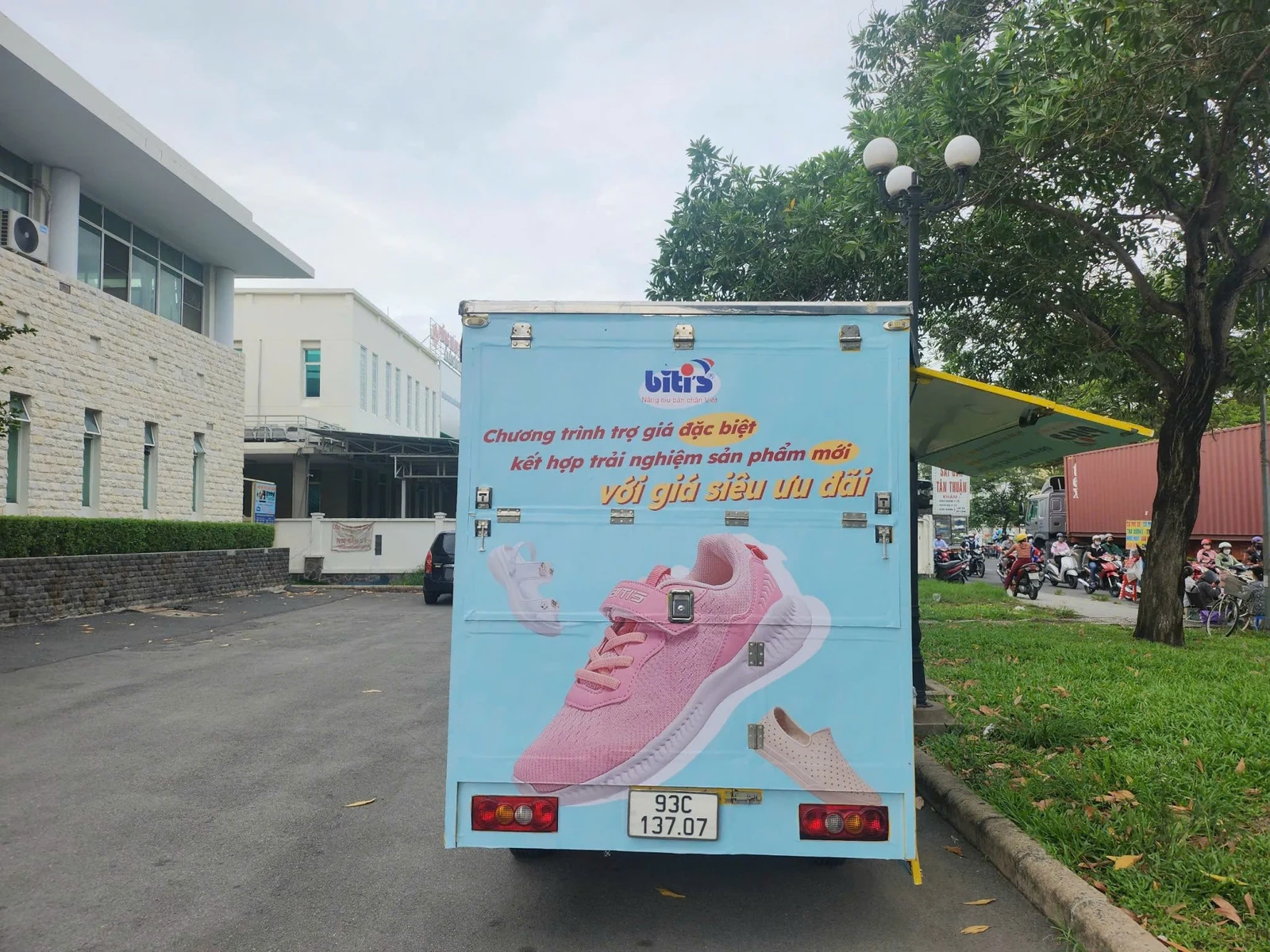 Biti’s — Nhận diện sản phẩm và ưu đãi ở mặt sau xe