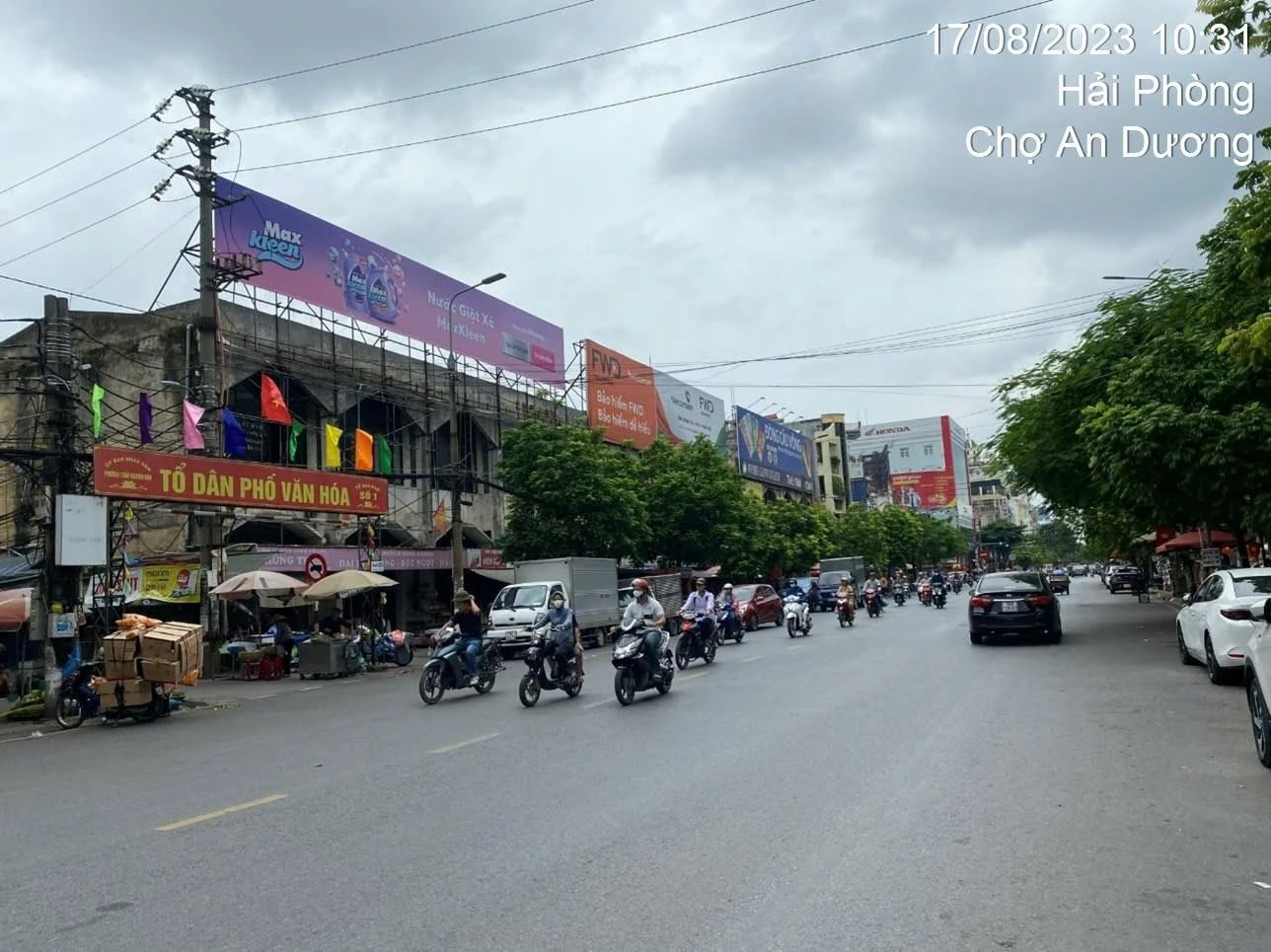 MaxKleen — Billboard tại chợ