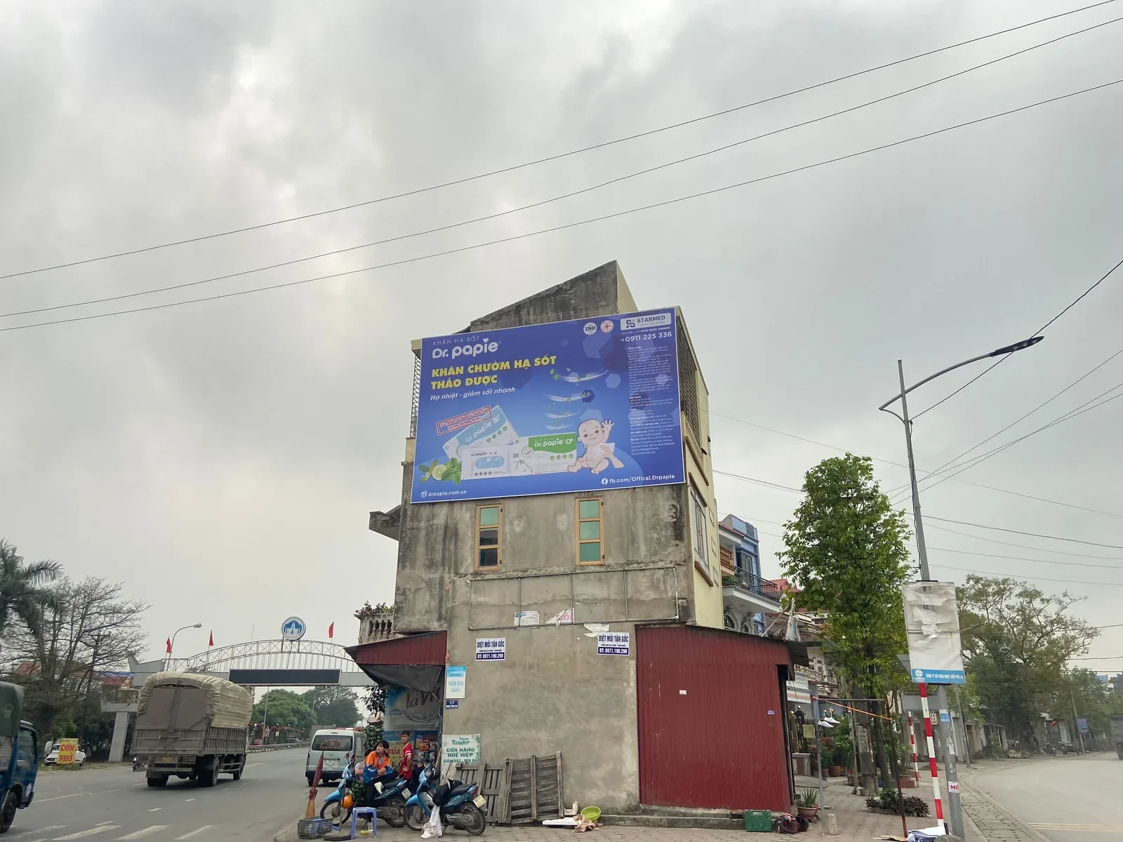 Dr.Papie — Billboard và hộp đèn tại điểm bán