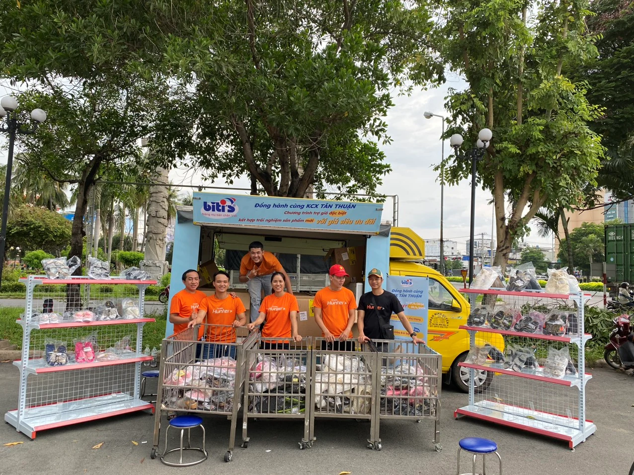 Biti’s — Đội ngũ check-in trước xe và hệ thống trưng bày