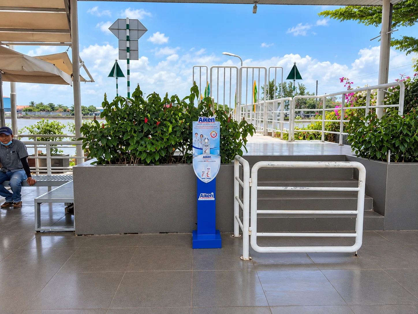 Aiken — Trụ Aiken tại khu vực chờ và lối lên xuống