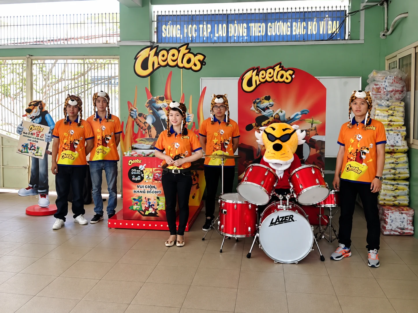 Cheetos — Đội ngũ và mascot tại khu vực trải nghiệm Cheetos