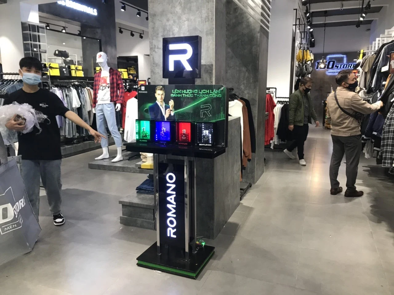 Romano — Trải nghiệm sản phẩm tại cửa hàng thời trang