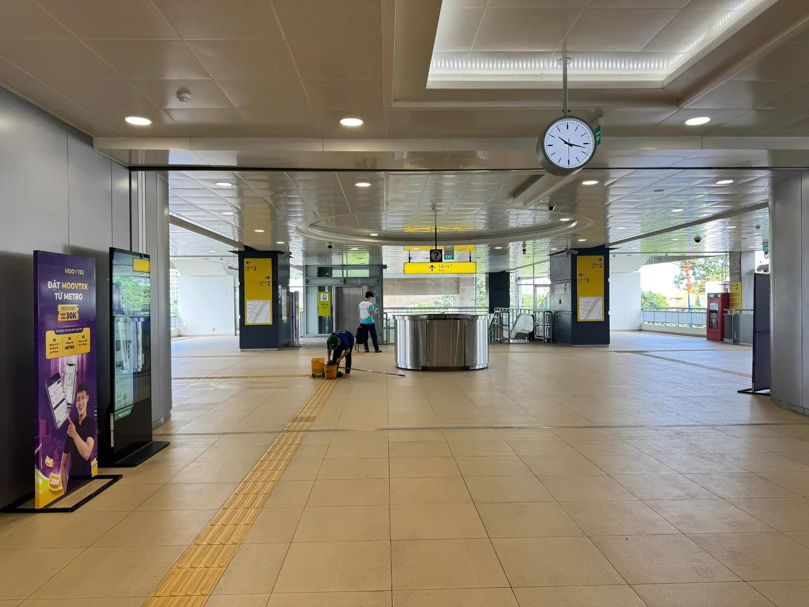 Moovtek — Standee tại nhà ga metro