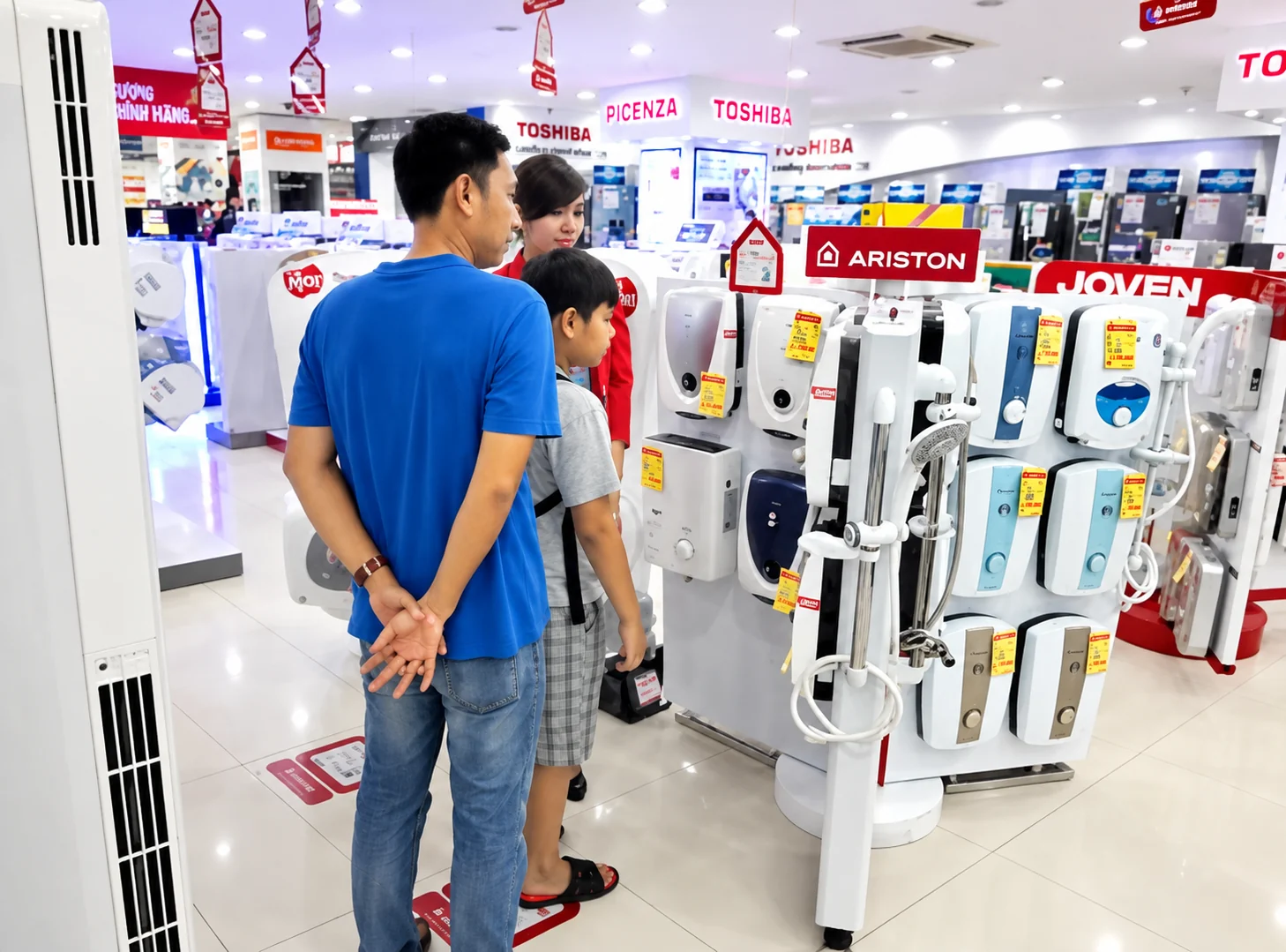 Ariston — Khách hàng tìm hiểu máy nước nóng cùng PG Ariston