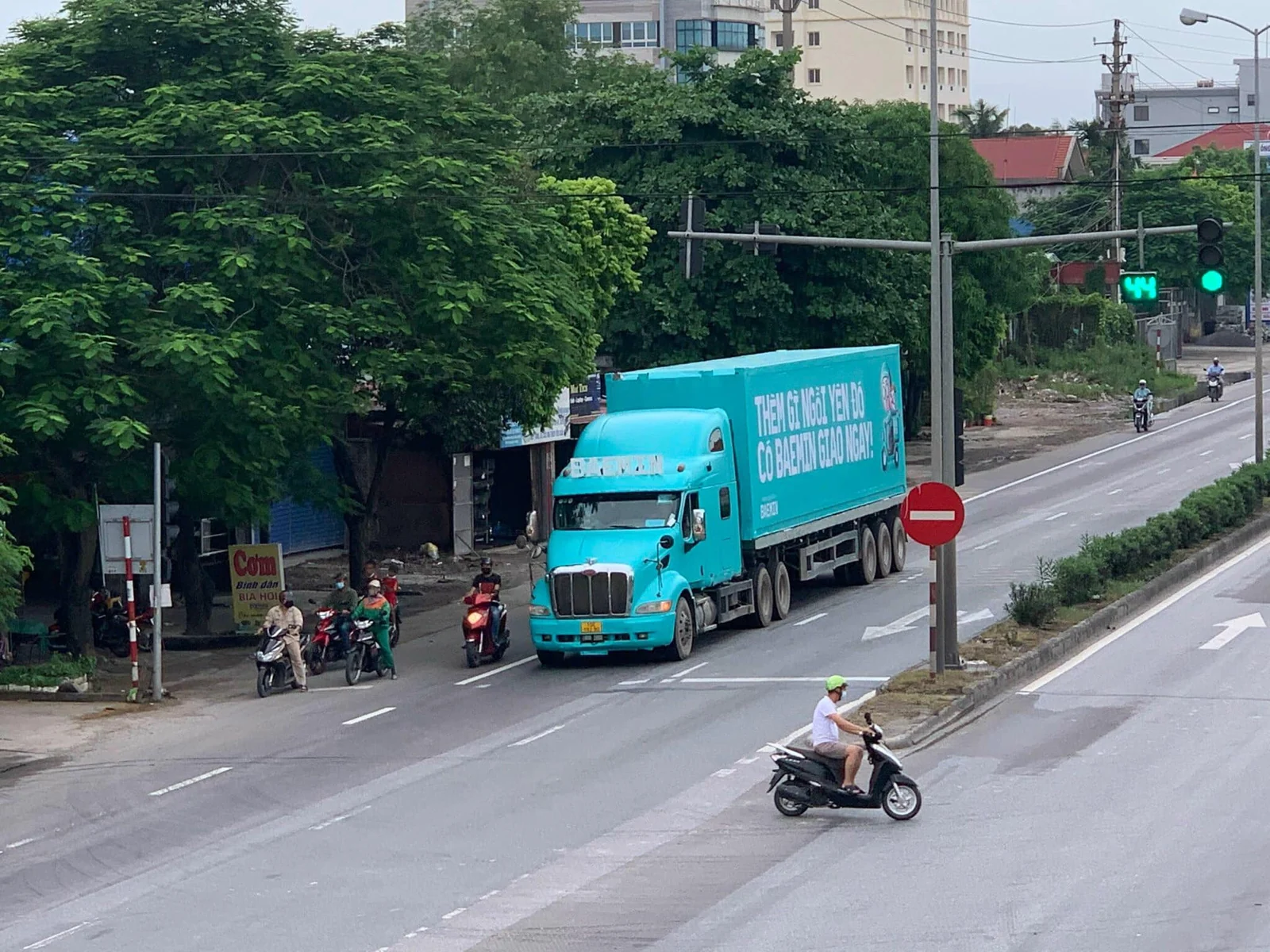 BAEMIN — Xe tải BAEMIN di chuyển trên đường phố