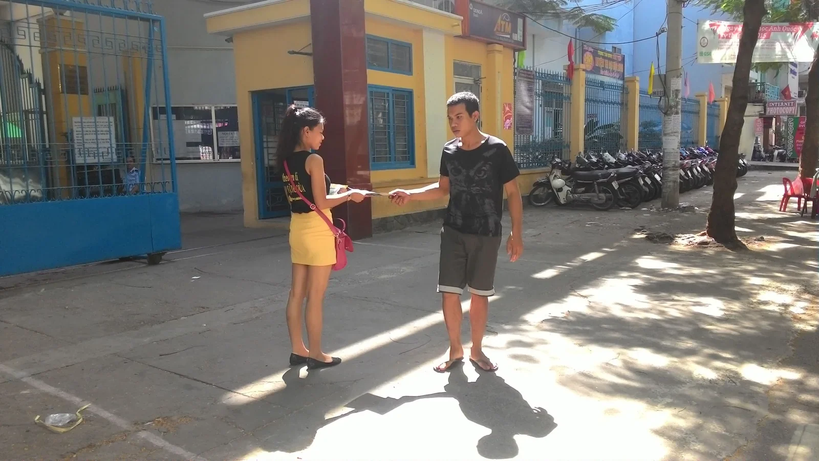 Thế Giới Di Động — PG phát tờ rơi và giới thiệu trực tiếp