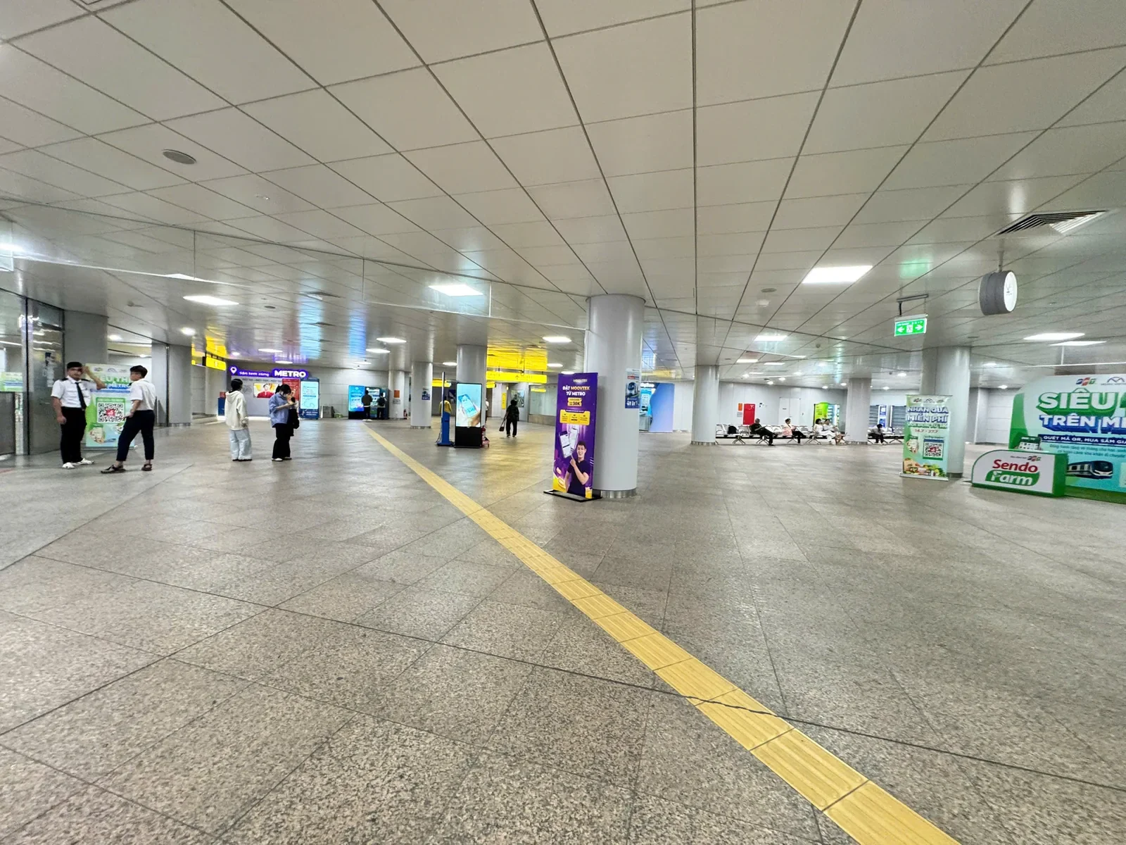 Moovtek — Standee tại nhà ga metro