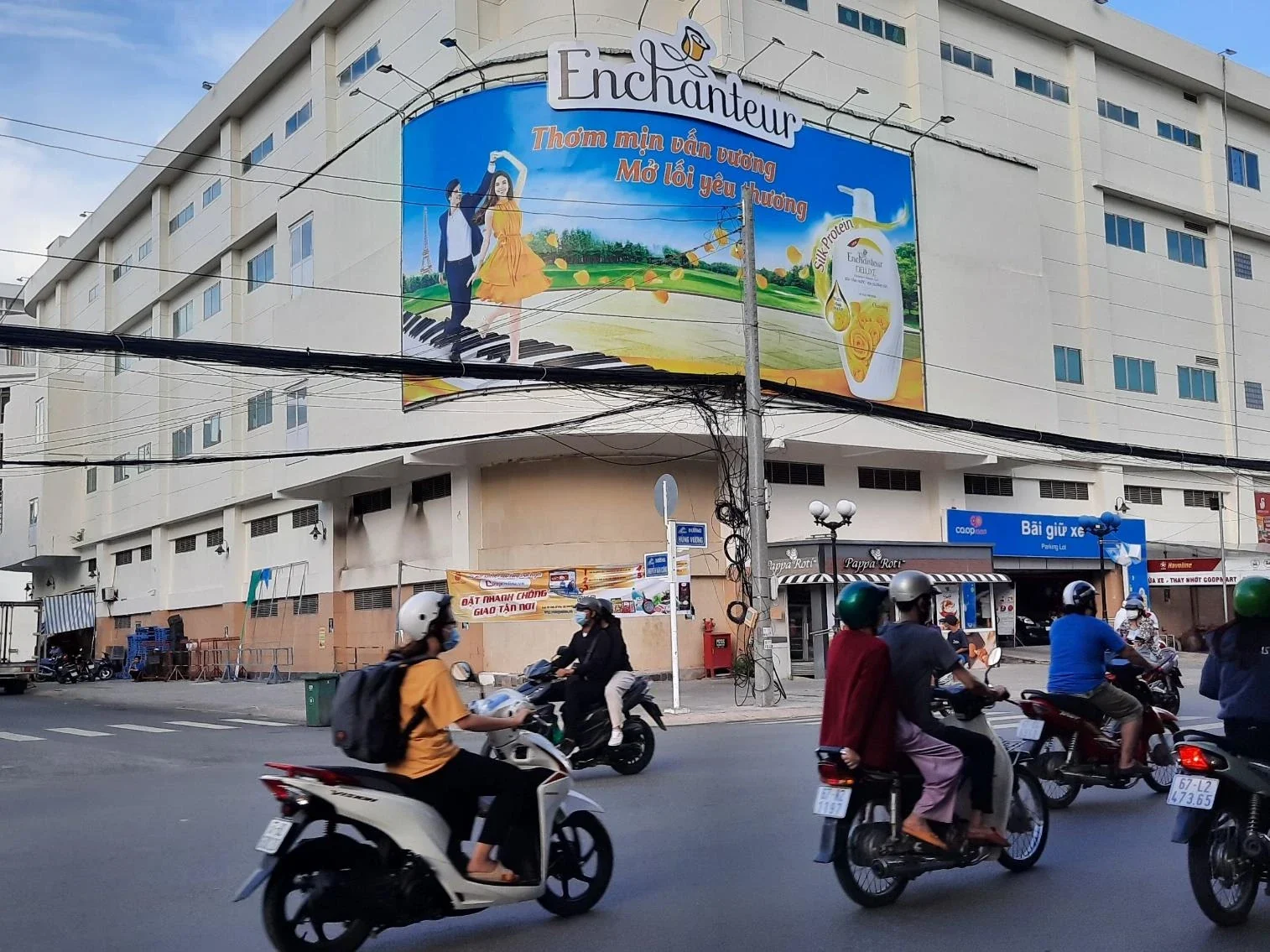 Enchanteur — Billboard ốp tường tại trung tâm thương mại