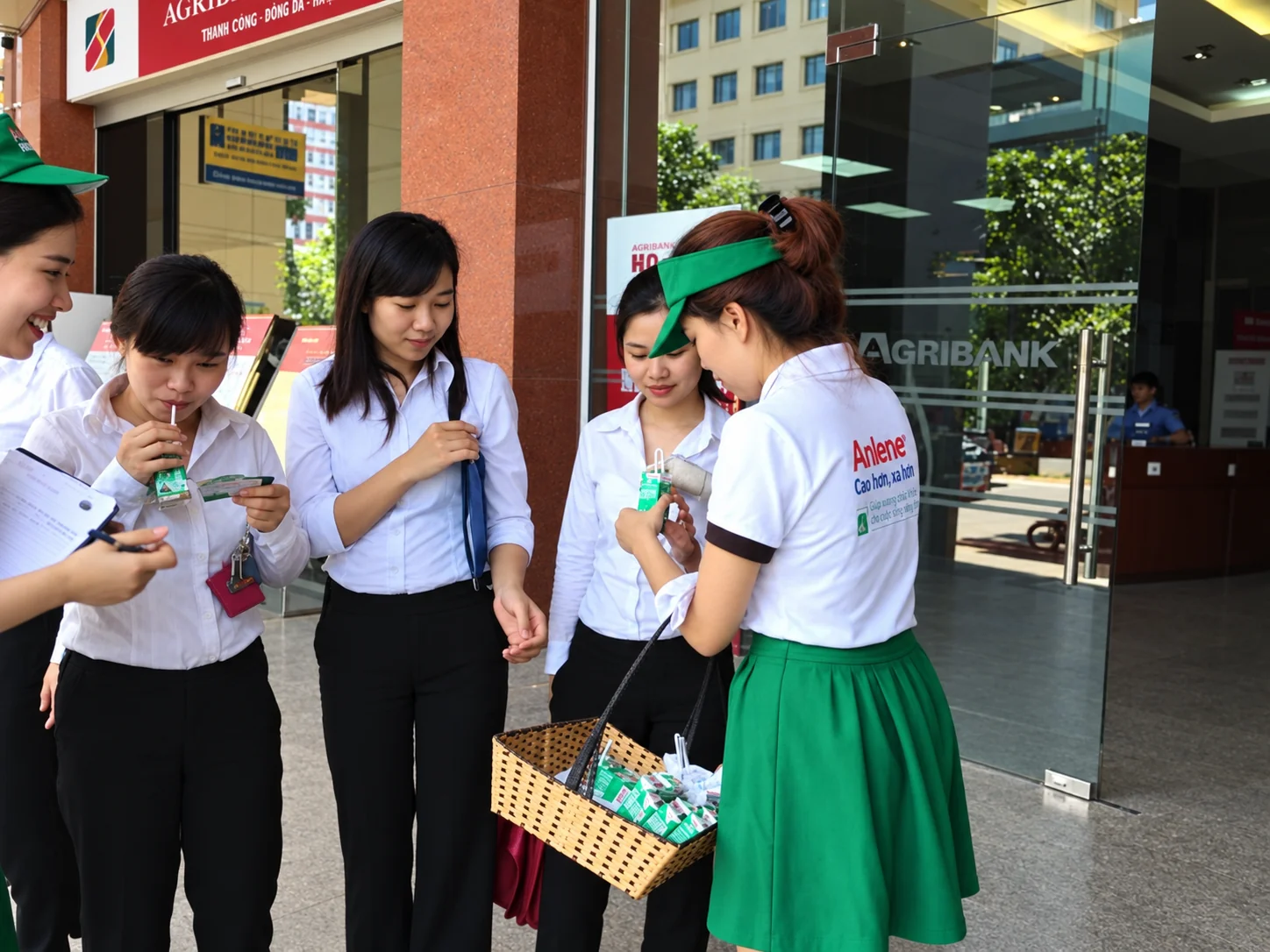 Anlene — Khách hàng dùng thử sữa Anlene tại điểm tiếp xúc văn phòng