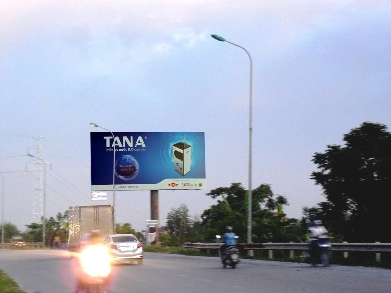 Tân Á — Biển quảng cáo ngoài trời