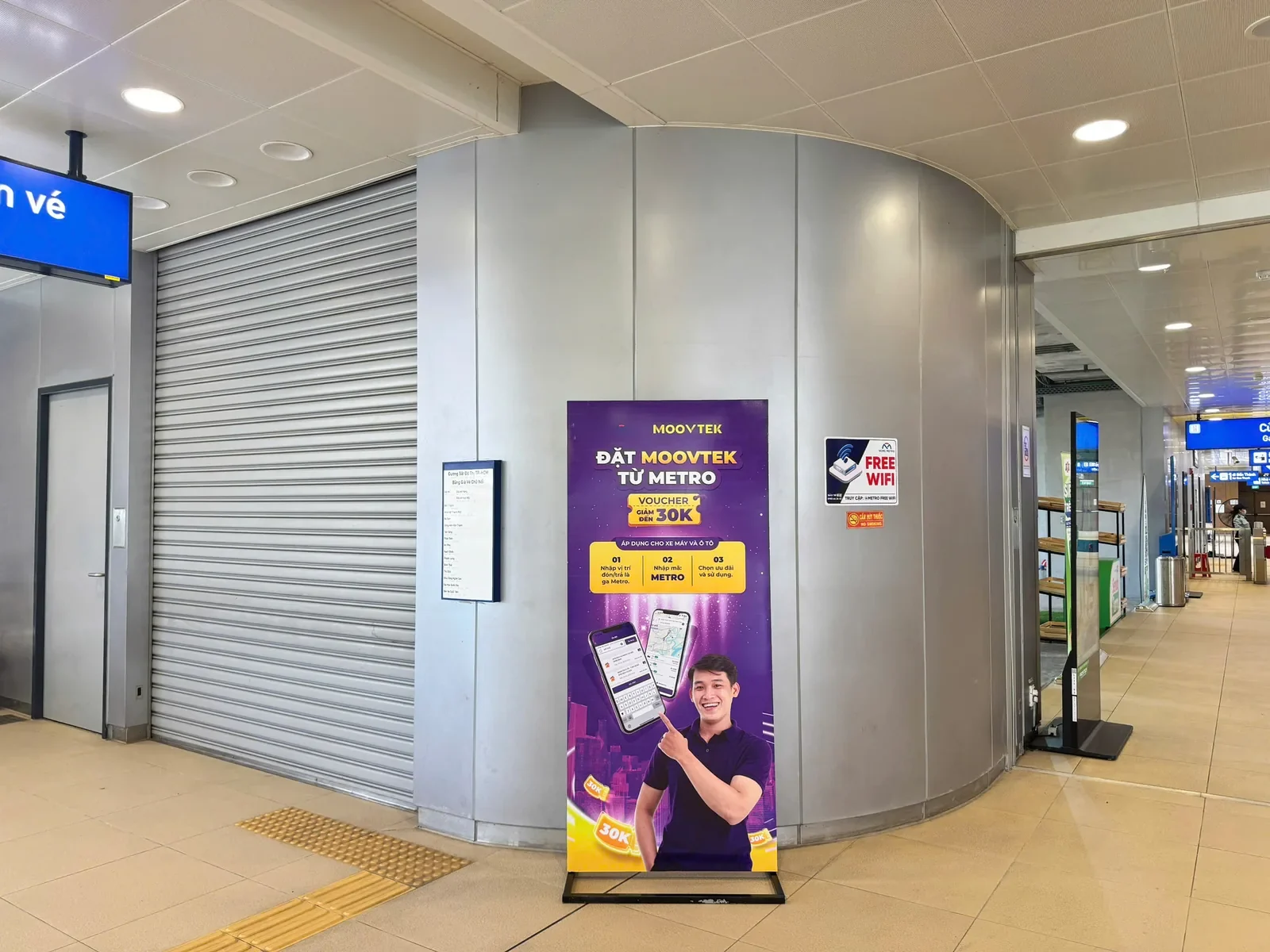 Moovtek — Standee tại nhà ga metro