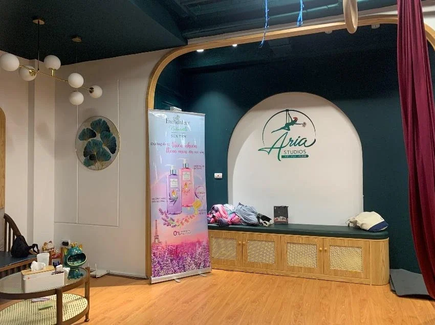 Enchanteur — Nhận diện, sản phẩm và quà tặng tại yoga studio
