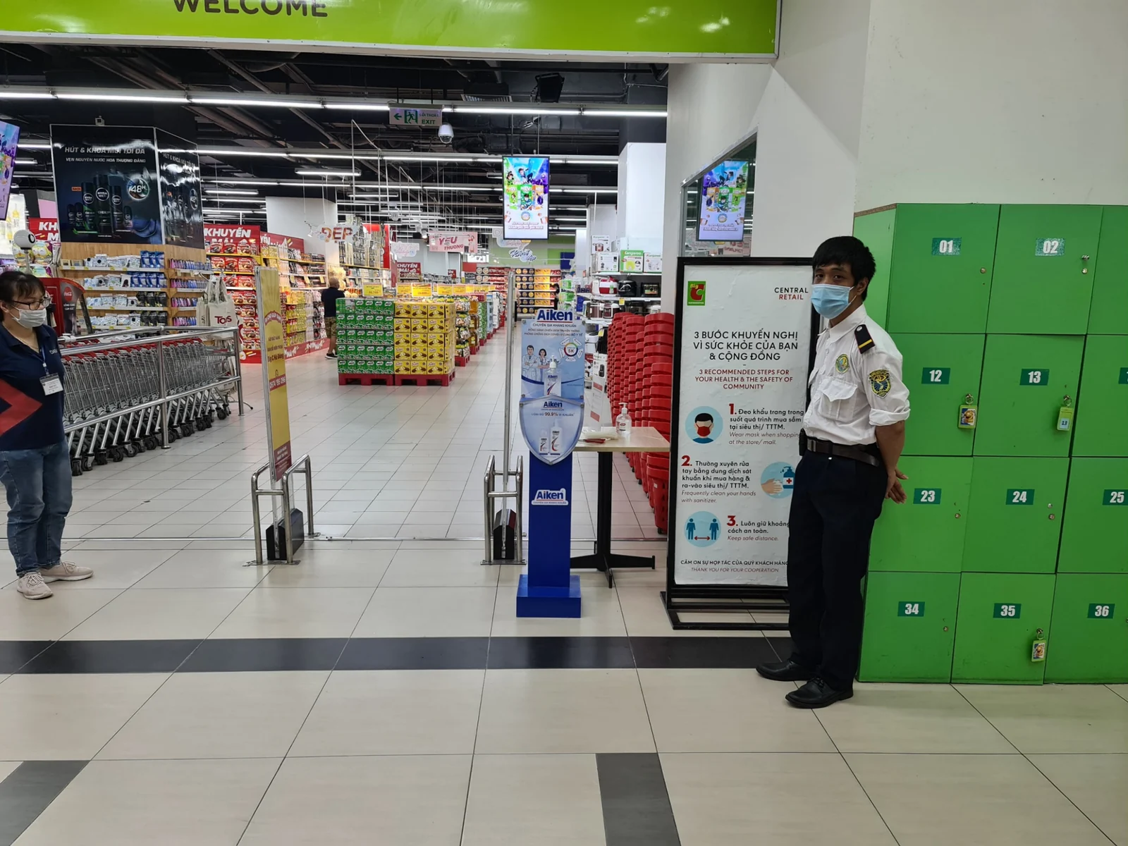 Aiken — Toàn cảnh điểm đặt trụ Aiken tại lối vào siêu thị