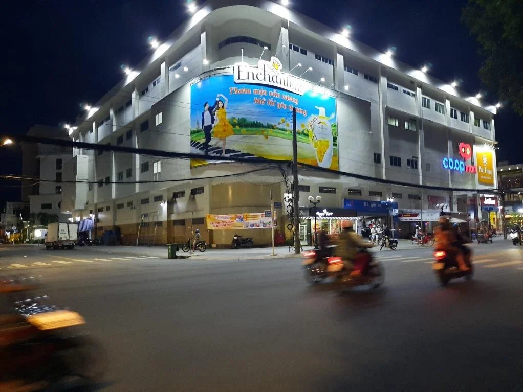 Enchanteur — Billboard ốp tường tại trung tâm thương mại