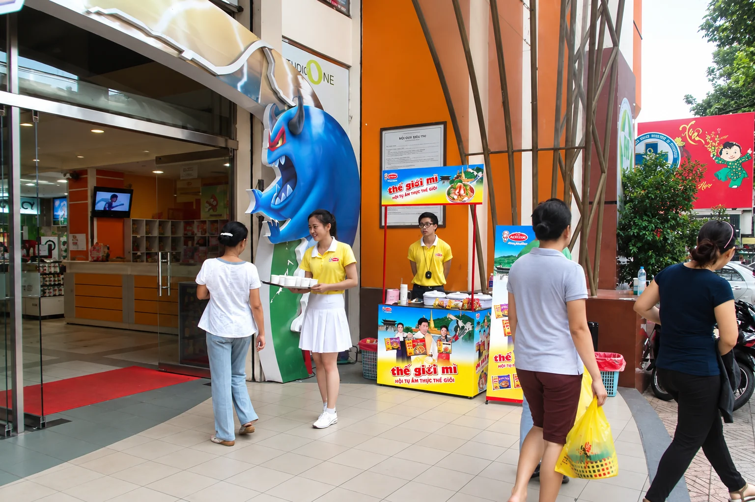 Acecook — Phát mẫu dùng thử tại điểm chạm siêu thị
