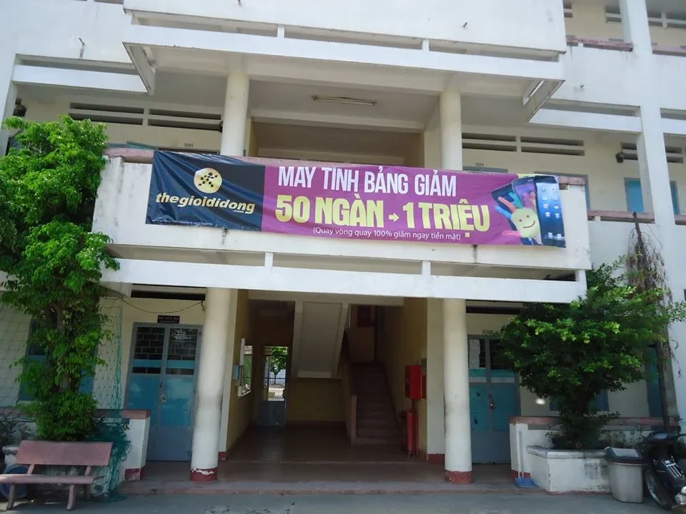 Thế Giới Di Động — Banner tại trường học và ký túc xá
