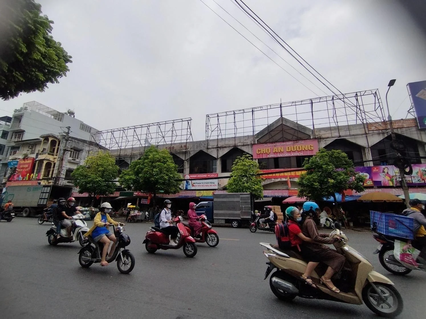MaxKleen — Billboard tại chợ